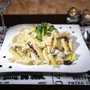 Penne with chicken and mixed salad (300 g)